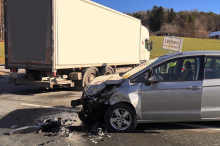 Auto krachte in Lkw: Zwei Personen bei Auffahrunfall verletzt 