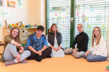 Menschen mit Behinderung greifen im Kindergarten als Betreuer mit an 