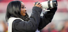 Simone Biles: Turn-Olympiasiegerin fotografiert Ehemann bei NFL-Spielen