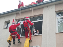 NOVOGODIŠNJA RADOST ZA VALJEVSKE MALIŠANE KOJI SU U BOLNICI: Deda Mraz podelio paketiće deci na lečenju (FOTO)
