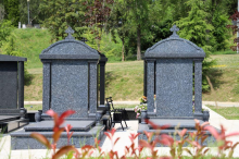 ŠTA SU NAKNADE ZA ZAKUP, UREĐENJE I ODRŽAVANJE POVRIŠINE GROBLJA  I KADA SE PLAĆAJU?

 