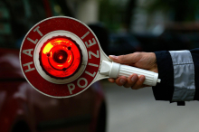 Alkoholisierte Frau mit schlecht gesichertem Baby im Auto gestoppt