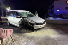 Stark alkoholisierter Lenker prallte gegen eine Mauer und Straßenlaterne