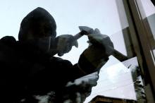 Zuerst kam er als Handwerker, dann als Einbrecher ins Haus