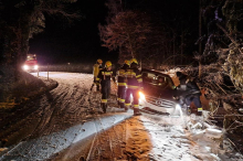 Keine stille Nacht: Neuschnee bescherten Feuerwehren rund um Weihnachten zahlreiche Einsätze