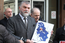 OPOZICIONI POSLANIK TOMAŠEVIĆ TRAŽI OD SKUPŠTINE STAN, A BOJKOTUJE JE Ne dolazi na posao, dobija punu zaradu, sada hoće i smeštaj! (VIDEO)