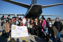 Humanost pripadnika Vojske Srbije na delu: Akcija darivanja novogodišnjih paketića (FOTO)