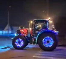 PARAĆINCI OSTALI U ČUDU! Okićeni traktor kao novogodišnja jelka provozao se ulicama grada: Čak su i gume 