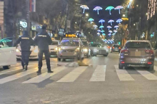 STRAVIČAN PRIZOR U KRALJA MILANA, ČOVEK LEŽI NASRED ULICE Automobil ga pokosio dok je pretrčavao na crveno, saobraćaj usporen (FOTO)