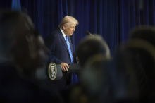 Trump oznanil napad na Venezuelo. Ameriške sile naj bi napadle pristanišče.