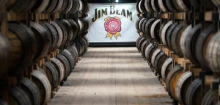 Jim Beam und Jack Daniel's: Warum amerikanische Whiskey-Firmen auf ihrem Bourbon sitzen bleiben