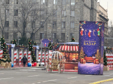 POGLEDAJTE KAKO IZGLEDA BOŽIĆNO SELO ISPRED SKUPŠTINE: Ukrašeni štandovi, okićene jelke, kočije, novogodišnja rasveta i ukrasi (FOTO/VIDEO)