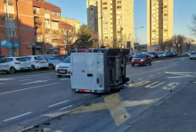 SUDAR U NOVOM SADU: Prevrnuo se kombi u Fruškogorskoj ulici (FOTO)