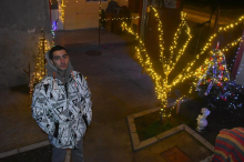 UČI ZA KUVARA, A KAKAV JE TEK DEKORATER... Pogledajte šta je Luka uradio od svoje kuće - ukrasio je sa 10.000 lampica (FOTO)