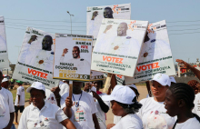 Na predsedniških volitvah v Gvineji zmagal vodja državnega udara Doumbouya