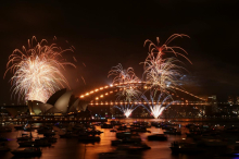 Po svetu že vstopajo v leto 2026, praznovanja marsikje okrnjena