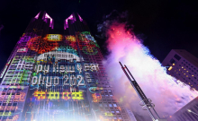 Svet vstopa v leto 2026 z ognjemeti in ob okrepljeni varnosti