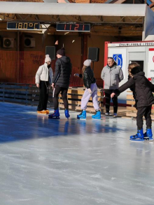ZIMSKA BAJKA I ČAROLIJA U CENTRU GRADA Otvoreno klizalište u Trsteniku (FOTO)