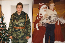 MOŽETE LI POGODITI KO JE NA FOTOGRAFIJAMA? Praznike danas proslavlja na novoj funkciji, a pamti poklone iz detinjstva i vojničku Novu godinu 1994.