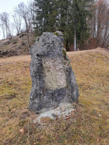 Neznanci odtujili spominsko ploščo ob Bohinjskem jezeru