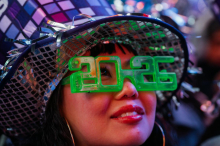 Svet se je s proslavami poslovil od leta 2025. V več mestih spektakularni ognjemeti.