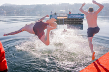 Fotoserie: Mutige sprangen zu Neujahr in den eiskalten Wörthersee