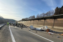 Wohnmobil bei Unfall auf der A2 in Einzelteile „zerlegt“