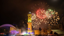 Showtime in Warnemünde: Zehtausende bei Warnemünder Turmleuchten - weniger Feuerwerk