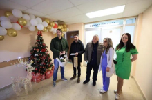 ALEKSEJ JE PRVA BEBA ROĐENA U KRAGUJEVCU: Gradonačelnik Dašić obišao porodicu i uručio vredne poklone