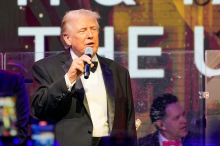 Trump modrice na rokah pripisuje jemanju večjih odmerkov aspirina