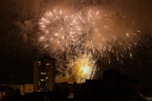 55-letnico je med opazovanjem ognjemeta na Parecagu nekaj zadelo v prsni koš in jo huje poškodovalo