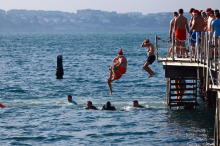 Za srečno novo leto skok v hladne vode v Portorožu in na Rakitni