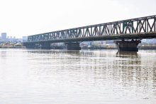 MLADIĆ SKOČIO SA PANČEVAČKOG MOSTA Prolaznici pokušali da ga zadrže, očevici o dramatičnim scenama: 