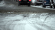 Glätte durch Schnee und Eis: Toter und Schwerverletzter auf schneebedeckter Straße