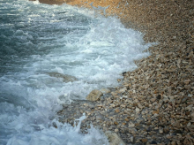 V morju pred Dubrovnikom našli truplo moškega, ki so ga med fotografiranjem s skale odnesli valovi