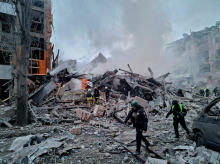 V ruskem napadu na Harkov 2 mrtva in 25 ranjenih, med njimi tudi dojenček. Moskva napad zanika.