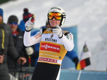 Domen Prevc pred nadaljevanjem boja za zlatega orla ne želi prehitevati, Slovenci z enim manj #video