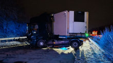 Verkehr: Auf glatter Fahrbahn gerutscht – Lastwagen blockiert A1