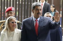 Zajeti Maduro v ZDA obtožen več kaznivih dejanj. Z ladjo naj bi ga odpeljali v New York.