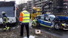 Unfälle: Streifenwagen kollidiert mit Straßenbahn - drei Verletzte