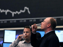 Zlato in rubelj zasenčila delnice Veličastnih sedem