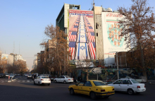 Občasni protesti v Teheranu in drugih mestih. Hamenej: Ni koristi v pogovarjanju z izgredniki.