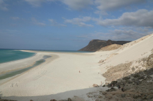 V Jemnu zaradi spopadov odpovedani številni poleti, na otoku Sokotra obtičalo več kot 400 turistov