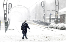 Zaradi snega več prometnih zastojev po Evropi
