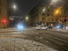 Zaradi snega težave na cestah, nastajajo zastoji