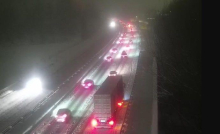 Primorska avtocesta zaprta zaradi zdrsa tovornih vozil, težave tudi drugod