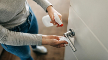 Putztipps: Vergilbte Türen reinigen: Mit diesen (Haus-)Mitteln klappt es am besten
