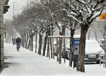 Sneženje se je umirilo, še vedno mogoči prometni zastoji, tudi v železniškem in letalskem prometu