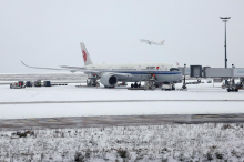 Na evropskih letališčih zaradi slabega vremena odpovedali več sto poletov