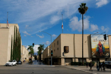 Studio Warner še enkrat zavrnil Paramountov prevzem in delničarjem svetoval, naj se držijo Netflixa